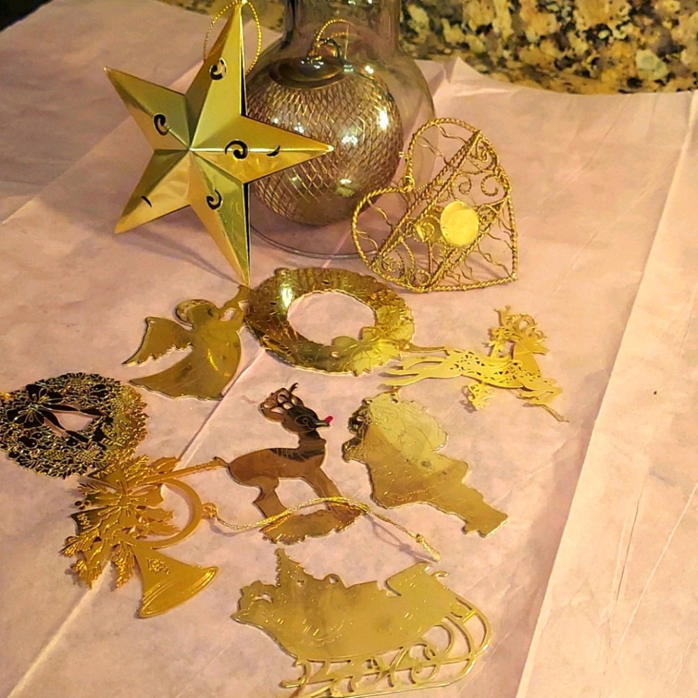 11 pieces of goldtone metal